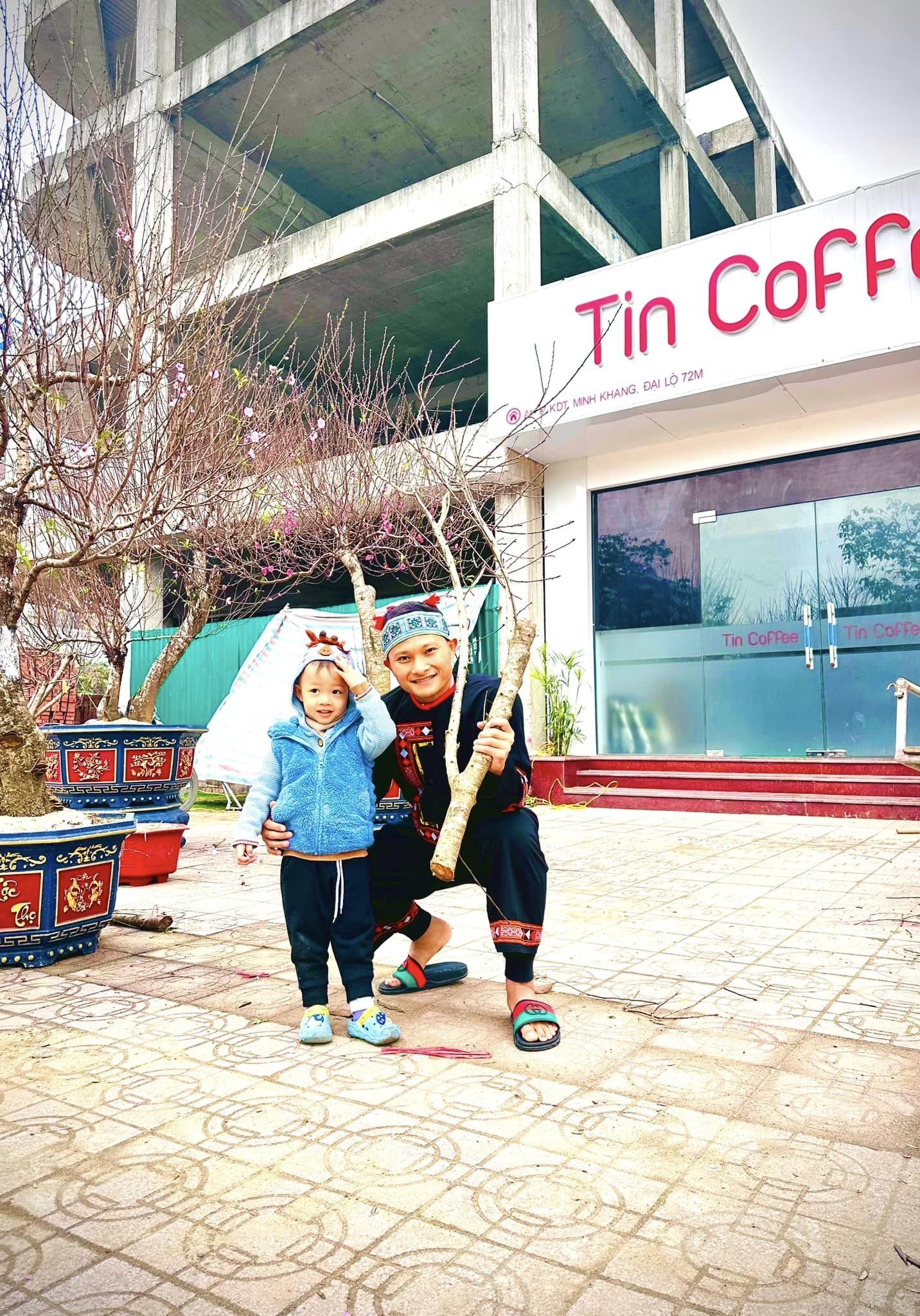 CHÙM ẢNH: Cựu sao ĐT Việt Nam khiến CDM bất ngờ với bộ ảnh 'xuống phố tìm Đào' - Ảnh 2