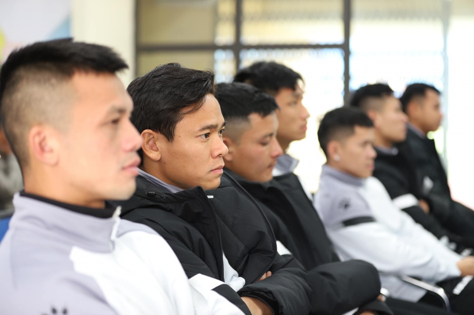 Thủ môn Nguyên Mạnh (giữa) cùng dàn tân binh CLB Nam Định. Ảnh: CLB Nam Định