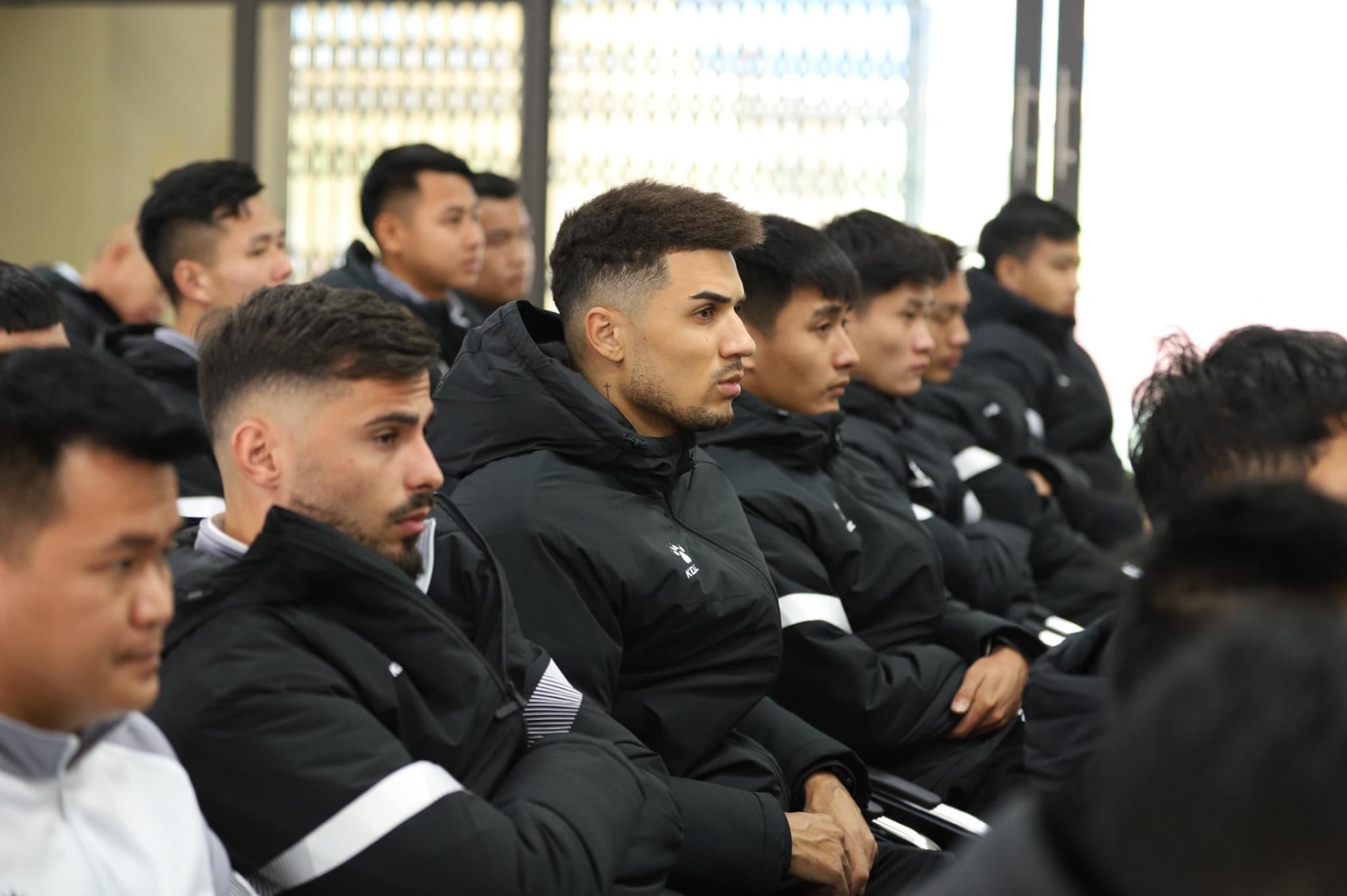 V-League 2023: HLV Vũ Hồng Việt cùng dàn tân binh nói gì ở buổi gặp mặt BLĐ tỉnh Nam Định? - Ảnh 2