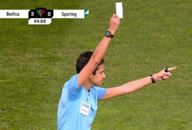 Tấm 'thẻ trắng' lần đầu tiên trong lịch sử bóng đá có ý nghĩa gì? - Ảnh 2