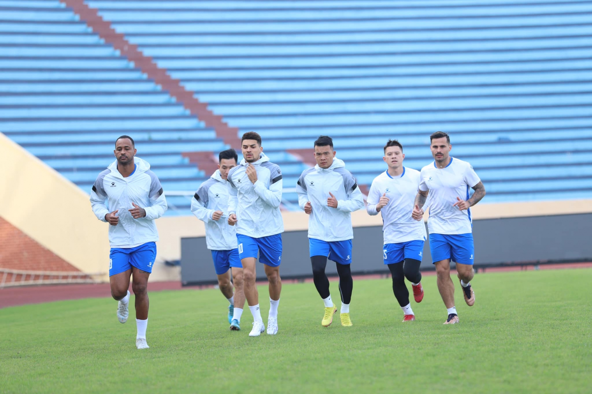 CHÙM ẢNH: Cầu thủ cùng BHL CLB Thép Xanh Nam Định rạng rỡ trong ngày khai xuân - Ảnh 4