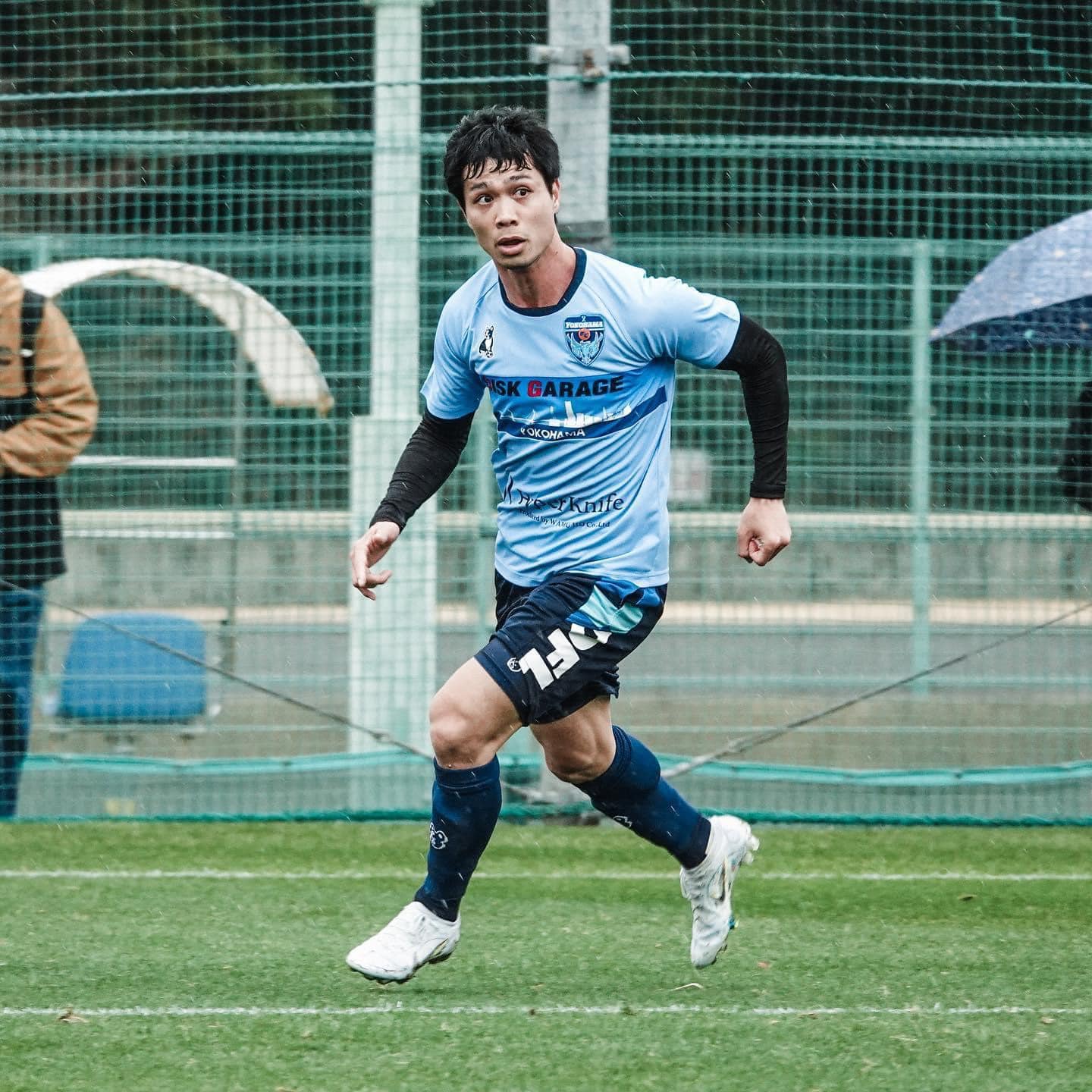HLV Yokohama FC làm điều bất ngờ với Công Phượng