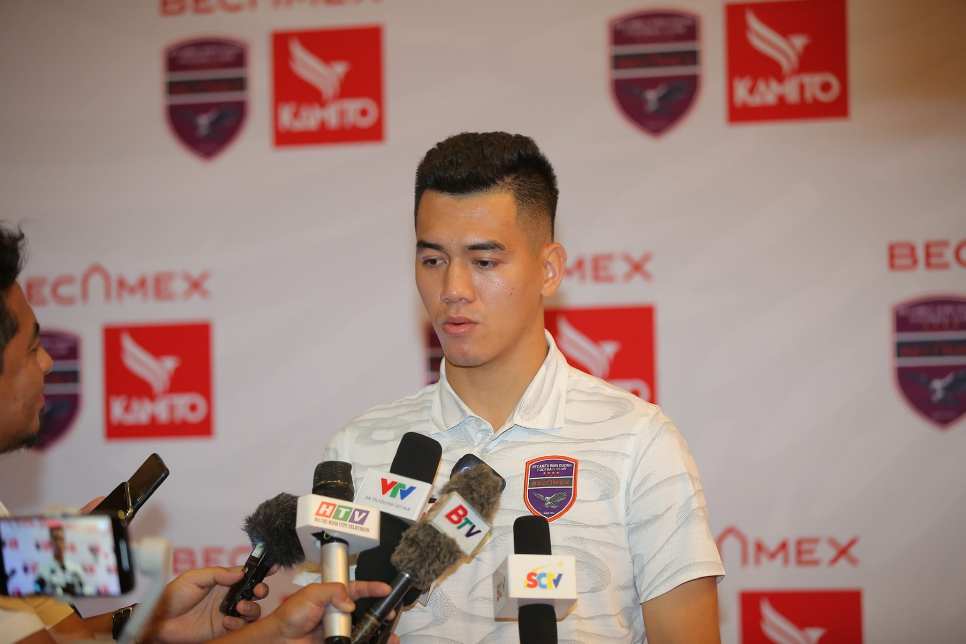 Tiền đạo Nguyễn Tiến Linh phát biểu ở buổi lễ xuất quân của CLB Bình Dương. Ảnh: Internet