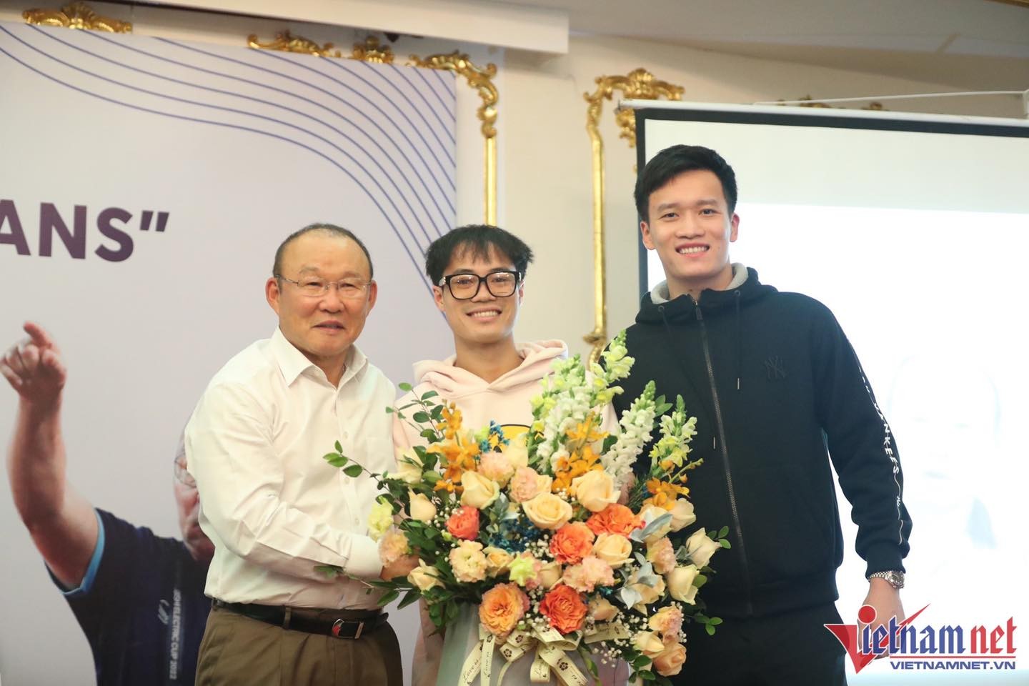 Hoàng Đức cùng Văn Toàn tri ân thầy Park. Ảnh: Vietnamnet