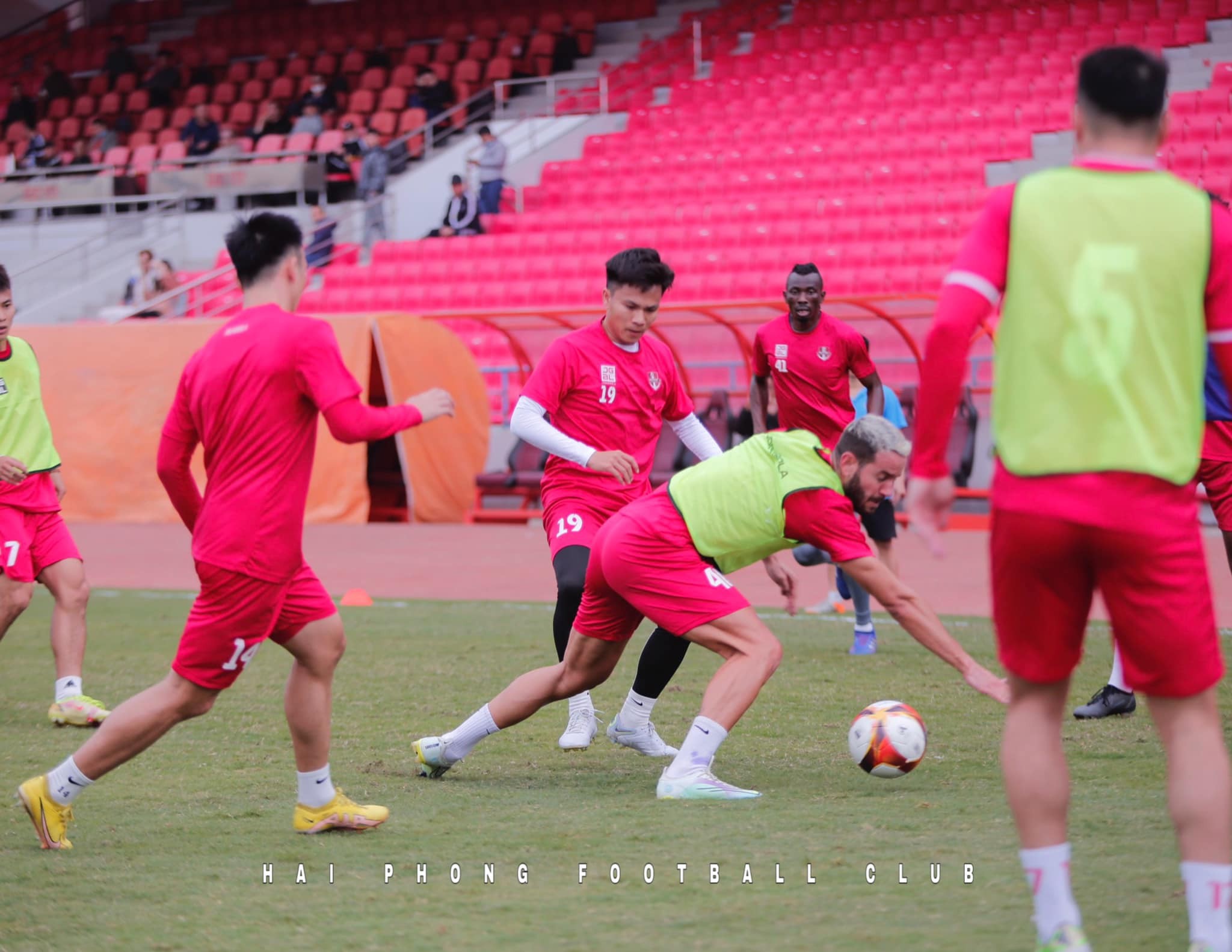 Tiền đạo Carlos Herrera tập luyện cùng CLB Hải Phòng. Ảnh: CLB Hải Phòng