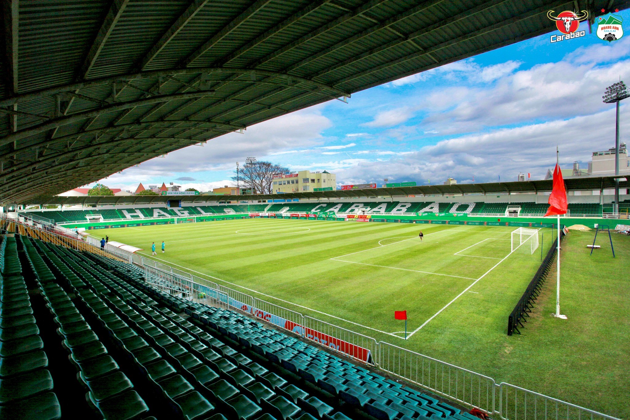 ẢNH: Mặt cỏ SVĐ Pleiku của HAGL xanh mướt trước trận ra quân V-League 2023 - Ảnh 6