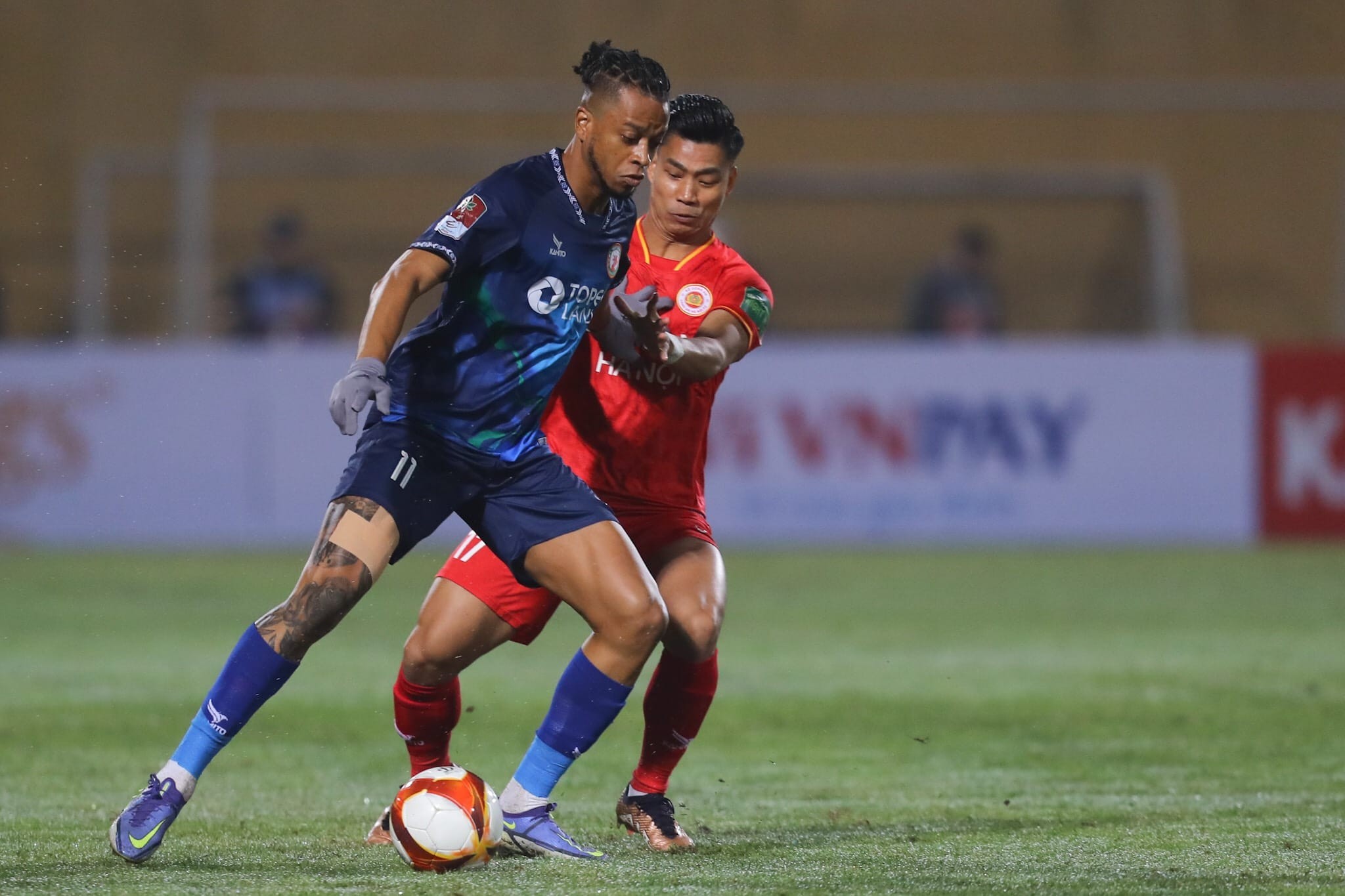 CAHN (đỏ) có một trận đấu vượt trội hoàn toàn so với Bình Định. Ảnh: Internet