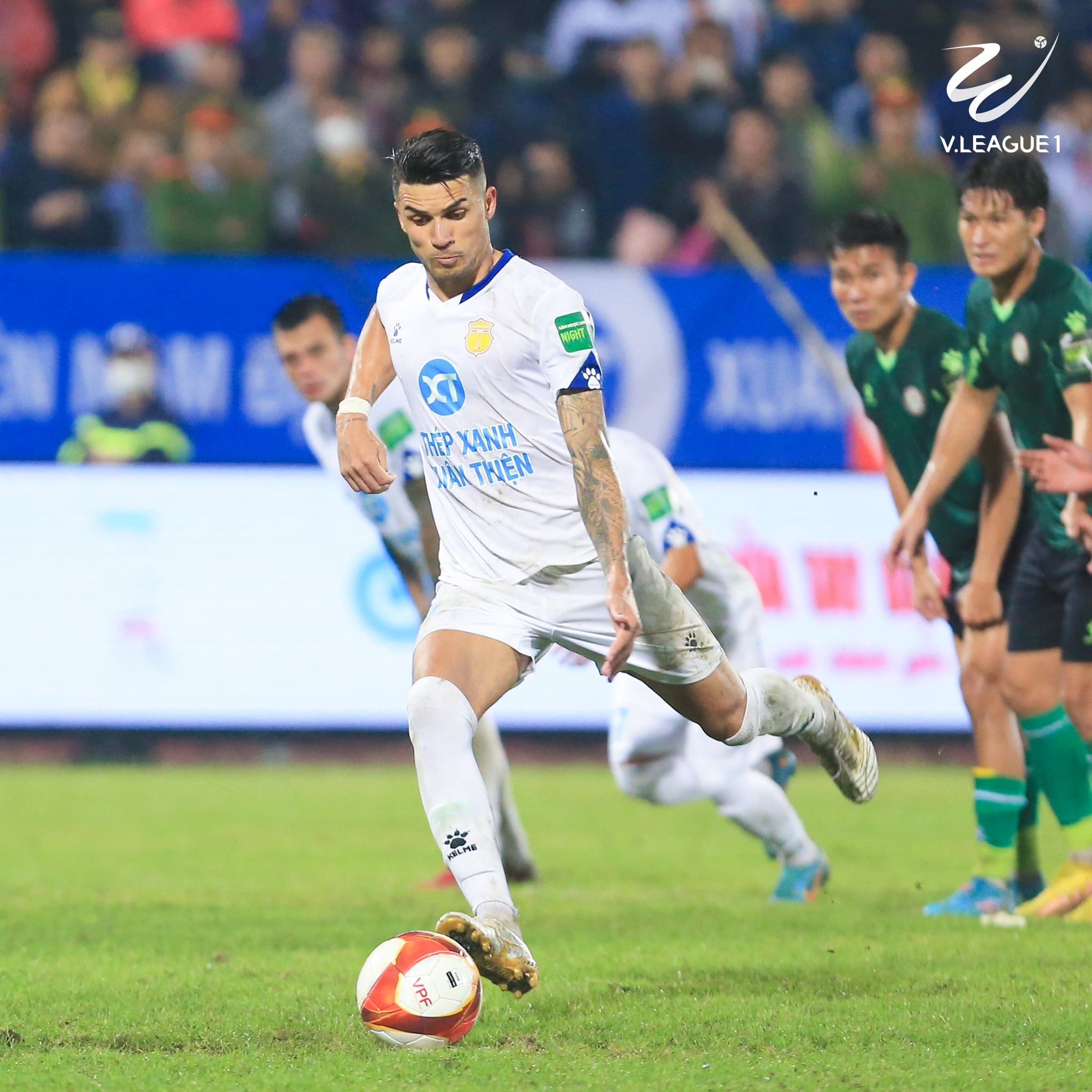 Hendrio thực hiện thành công quả 11m đem về chiến thắng cho CLB Nam Định. Ảnh: VFF