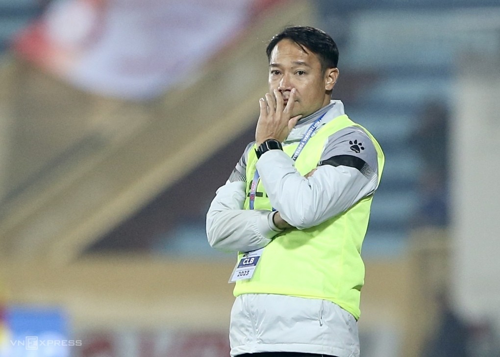 HLV Vũ Hồng Việt đánh giá cao màn trình diễn của các ngoại binh. Ảnh: VnExpress