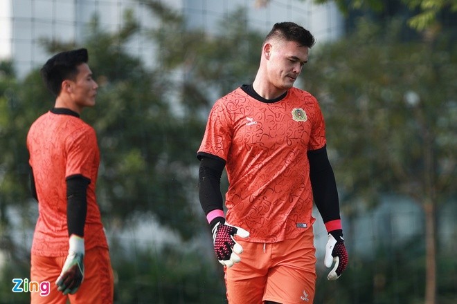 Thủ môn Patrik Lê Giang gặp khó khăn khi giao tiếp với đồng đội. Ảnh: ZingNews Thủ môn Patrik Lê Giang gặp khó khăn khi giao tiếp với đồng đội. Ảnh: ZingNews