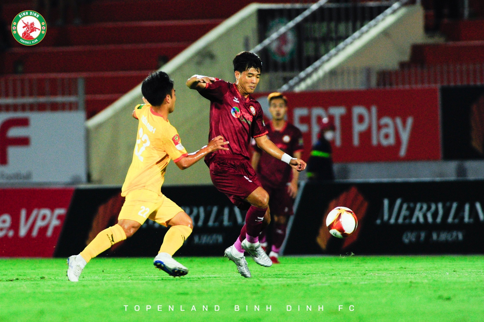 Tốc độ của Đức Chinh gây ra nhiều khó khăn cho cầu thủ Khánh Hòa. Ảnh: CLB Bình Định