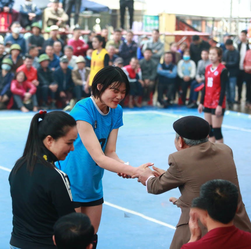 Khán giá thưởng nóng cho VĐV ngay trên sân. Ảnh: Internet