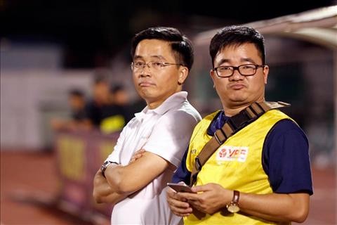 Ông Nguyễn Tấn Anh (áo trắng) xác nhận HAGL đã gửi đơn kiện VPF. Ảnh: Internet