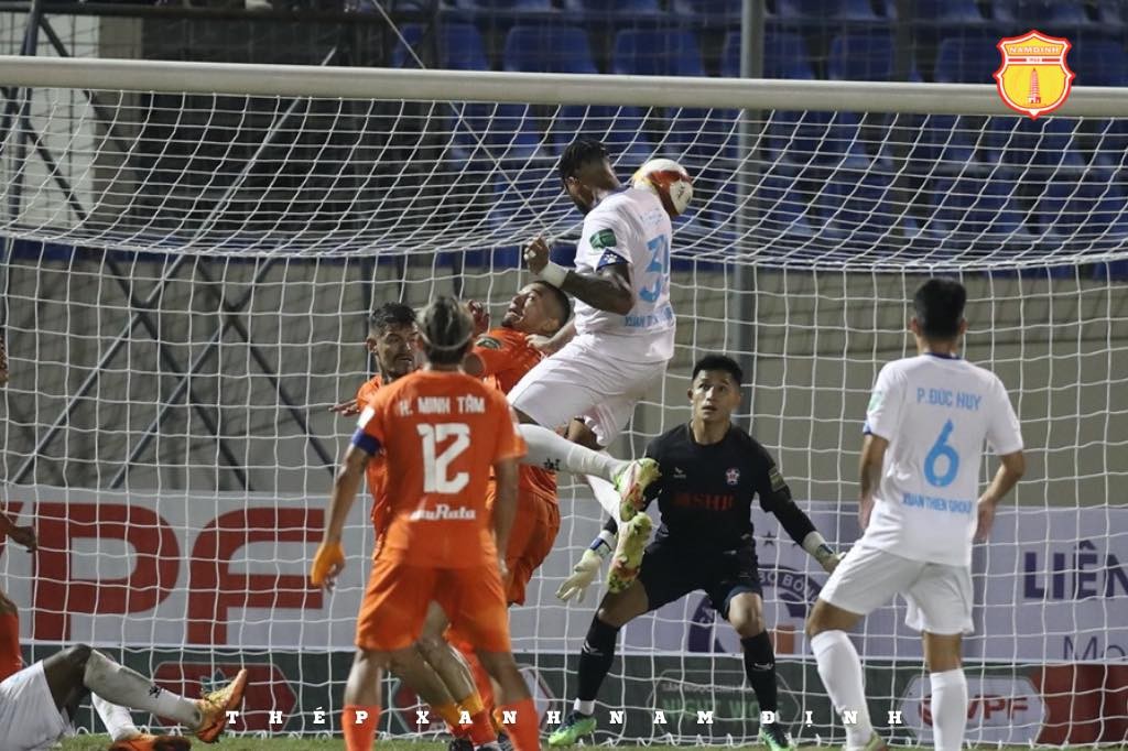 Tiền đạo Vinicius đánh đầu dũng mãnh đem về chiến thắng cho CLB Nam Định. Ảnh: CLB Nam Định