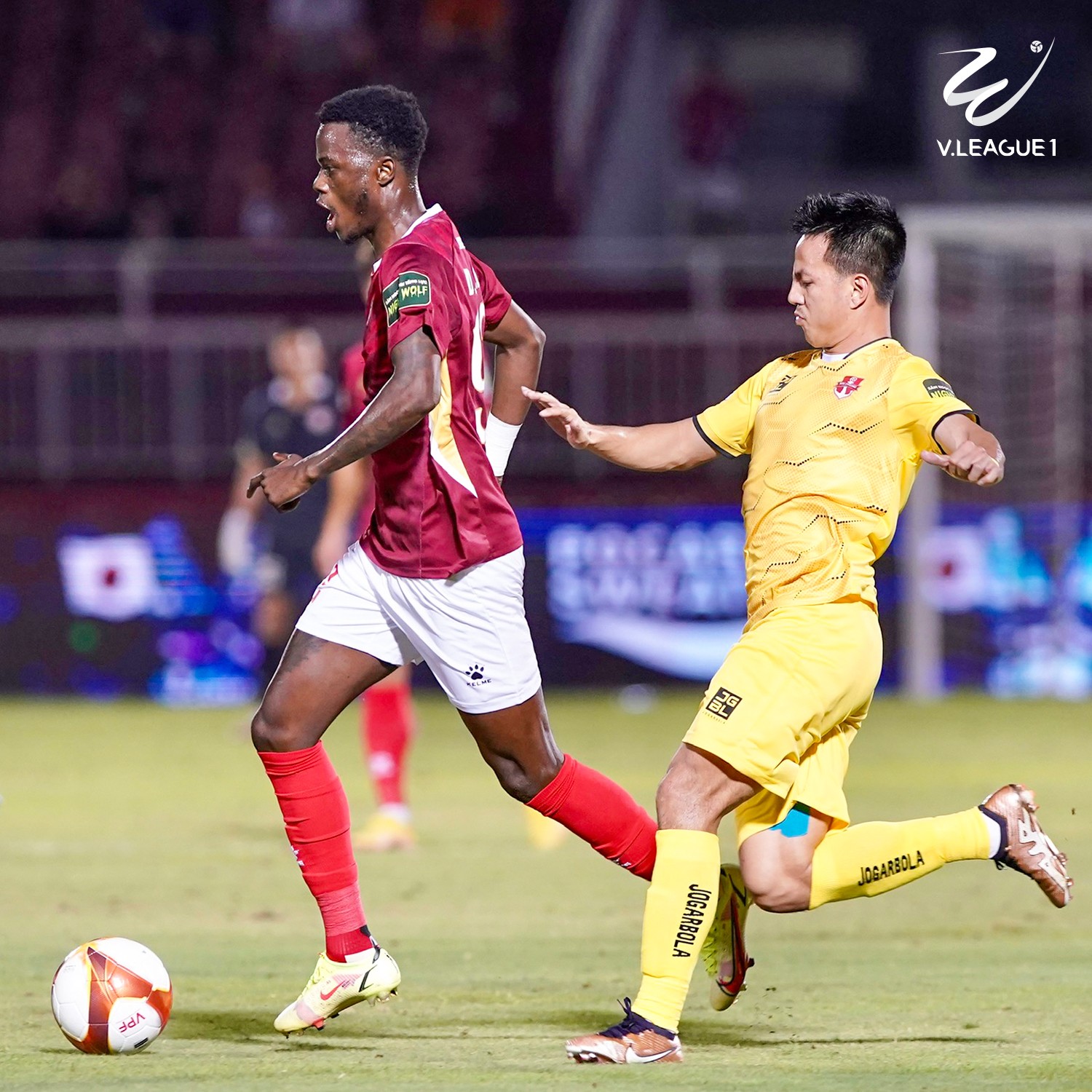 TP.HCM (đỏ) để Hải Phòng đánh bại ngay trên sân nhà. Ảnh: VFF