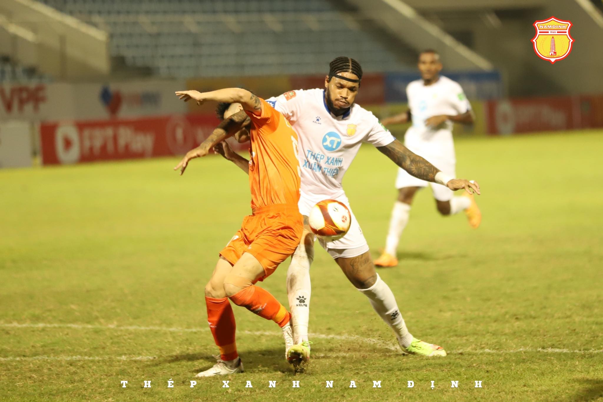 Vinicius còn có khả năng tì đè và cản lướt rất tốt. Ảnh: CLB Nam Định