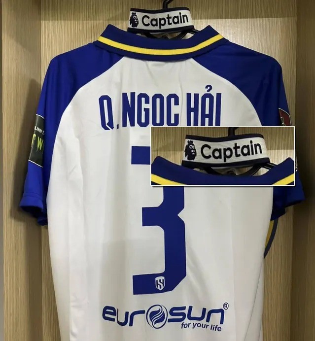 Quế Ngọc Hải sử dụng chiếc băng đội trưởng giống giải Ngoại Hạng Anh. Ảnh: Internet Quế Ngọc Hải sử dụng chiếc băng đội trưởng giống giải Ngoại Hạng Anh. Ảnh: Internet