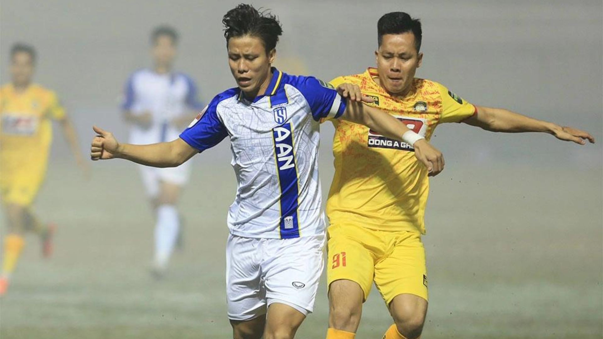 Quế Ngọc Hải thi đấu chắc chắn nơi hàng phòng ngự SLNA. Ảnh: Internet