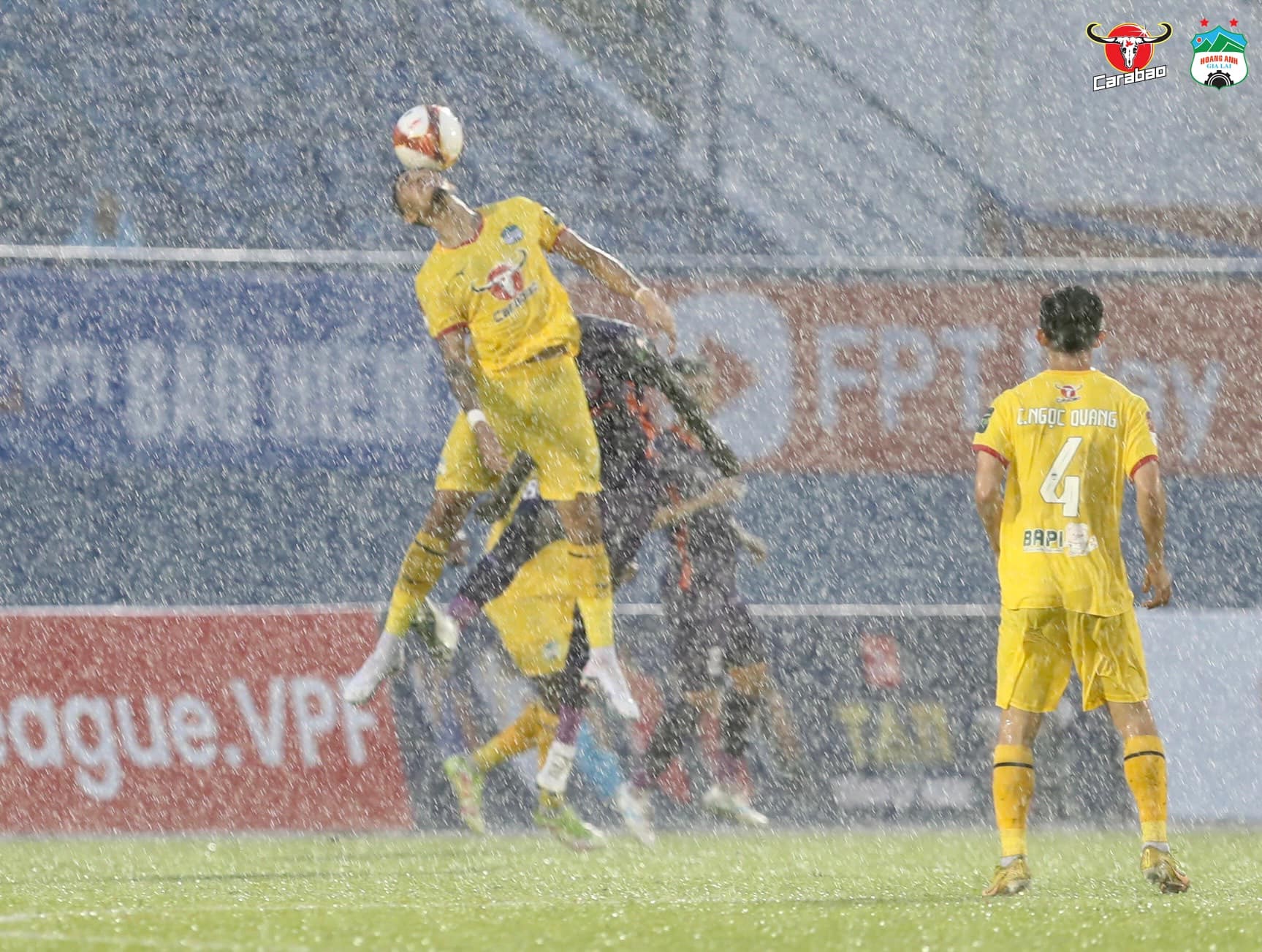 Cầu thủ HAGL và Bình Dương gặp nhiều khó khăn do thời tiết xấu. Ảnh: CLB HAGL