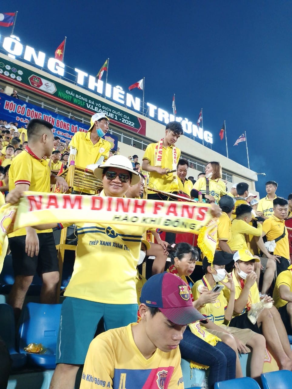 CĐV Nam Định vẫn sử dụng màu áo vàng truyền thống khi cổ vũ. Ảnh: Internet