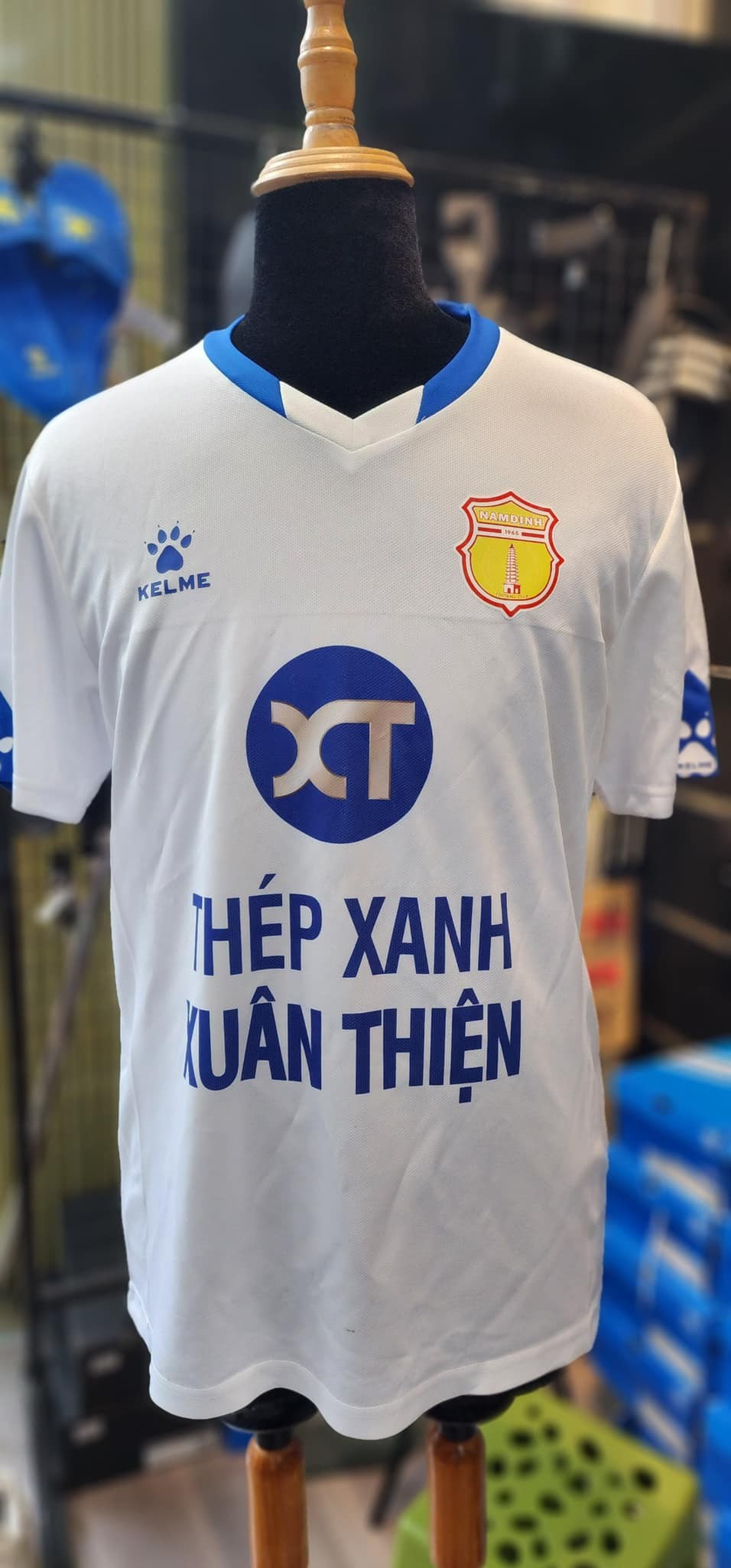 Áo đấu sân nhà của CLB Nam Định tại V-League 2023. Ảnh: CLB Nam Định