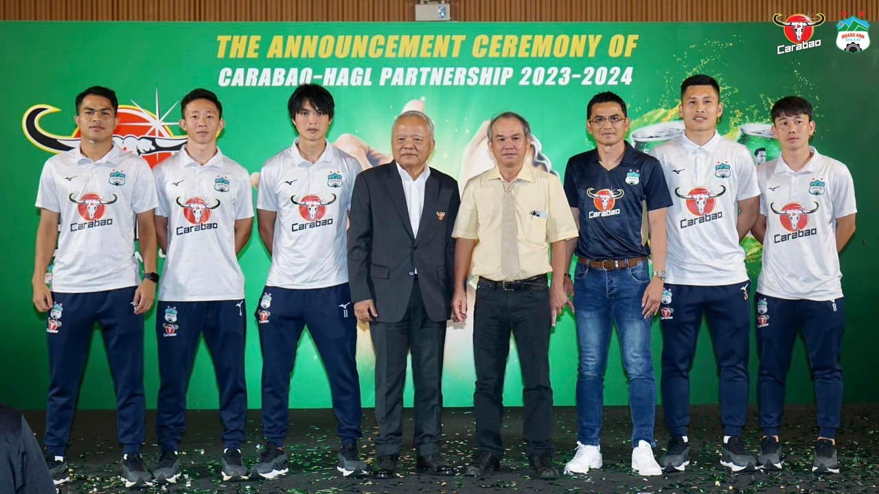 Các cầu thủ HAGL tại buổi lễ ra mắt nhà tài trợ Carabao