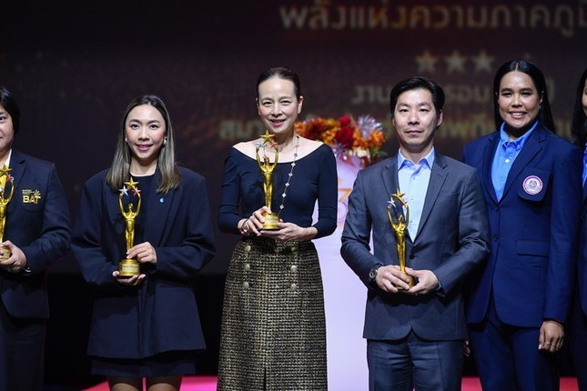 Madam Pang nhận giải Nhà quản lý thể thao Thái Lan xuất sắc nhất thập kỷ. Ảnh: Internet Madam Pang nhận giải Nhà quản lý thể thao Thái Lan xuất sắc nhất thập kỷ. Ảnh: Internet
