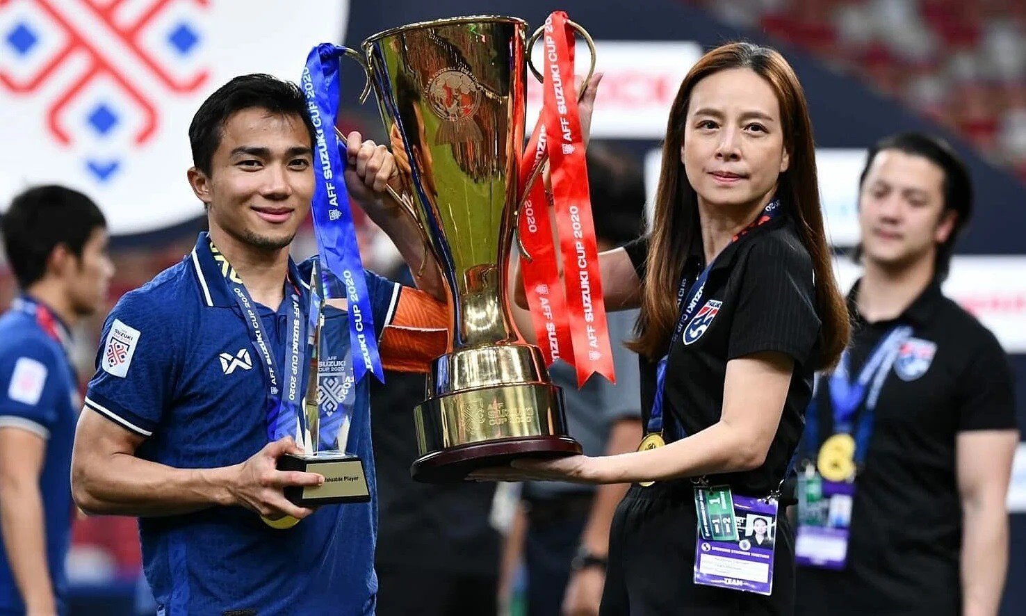 Madam Pang cùng ĐT Thái Lan vô địch AFF Cup 2020. Ảnh: Internet Madam Pang cùng ĐT Thái Lan vô địch AFF Cup 2020. Ảnh: Internet