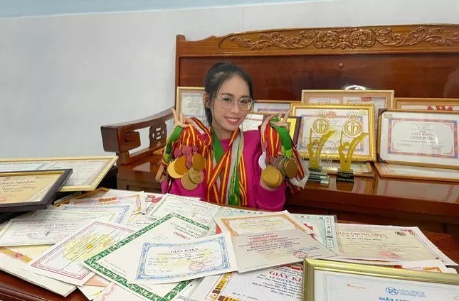 Bộ sưu tập thành tích đáng mơ ước của Á hậu Ngọc Hằng. Ảnh: FBNV Bộ sưu tập thành tích đáng mơ ước của Á hậu Ngọc Hằng. Ảnh: FBNV