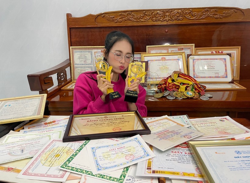 Á hậu Ngọc Hằng sở hữu bộ sưu tập thành tích đáng nể ở tuổi 19 - Ảnh 2 Á hậu Ngọc Hằng sở hữu bộ sưu tập thành tích đáng nể ở tuổi 19 - Ảnh 2