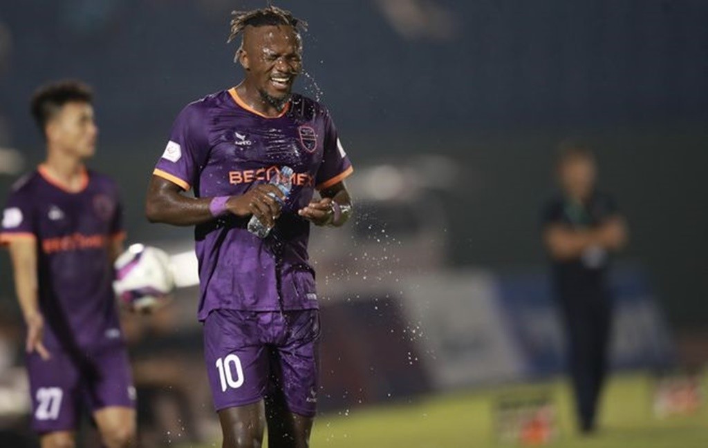 Mansaray trong màu áo CLB Bình Dương. Ảnh: Internet