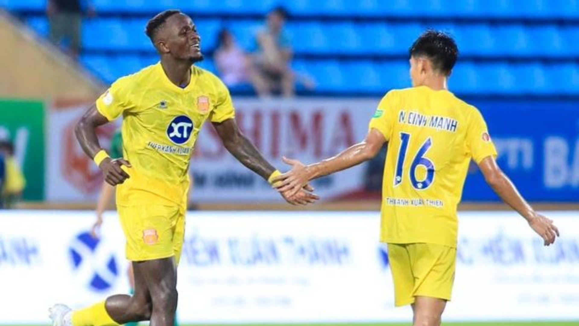 Mansaray trong màu áo CLB Nam Định. Ảnh: Internet