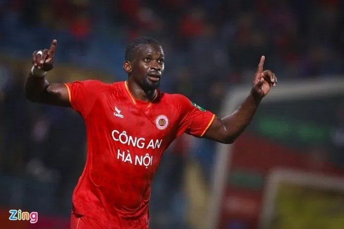 Tiền đạo Juvhel Tsoumou Fred bị CAHN thanh lý hợp đồng. Ảnh: ZingNews