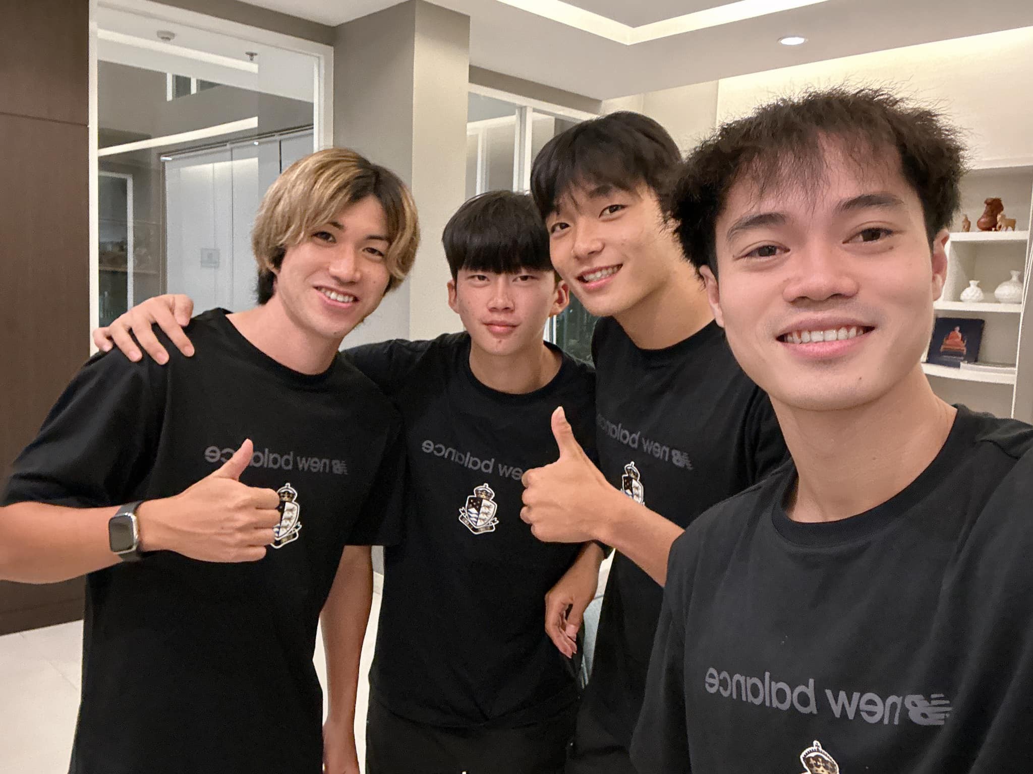 Văn Toàn nhận được sự giúp đỡ rất nhiều từ đồng đội. Ảnh: FBNV