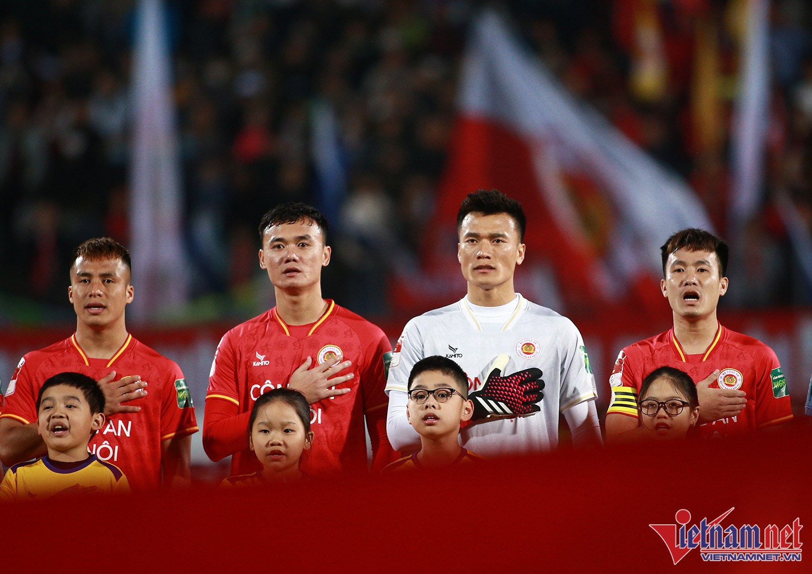 Thủ môn Bùi Tiến Dũng gặp sự cố áo đấu. Ảnh: Vietnamnet