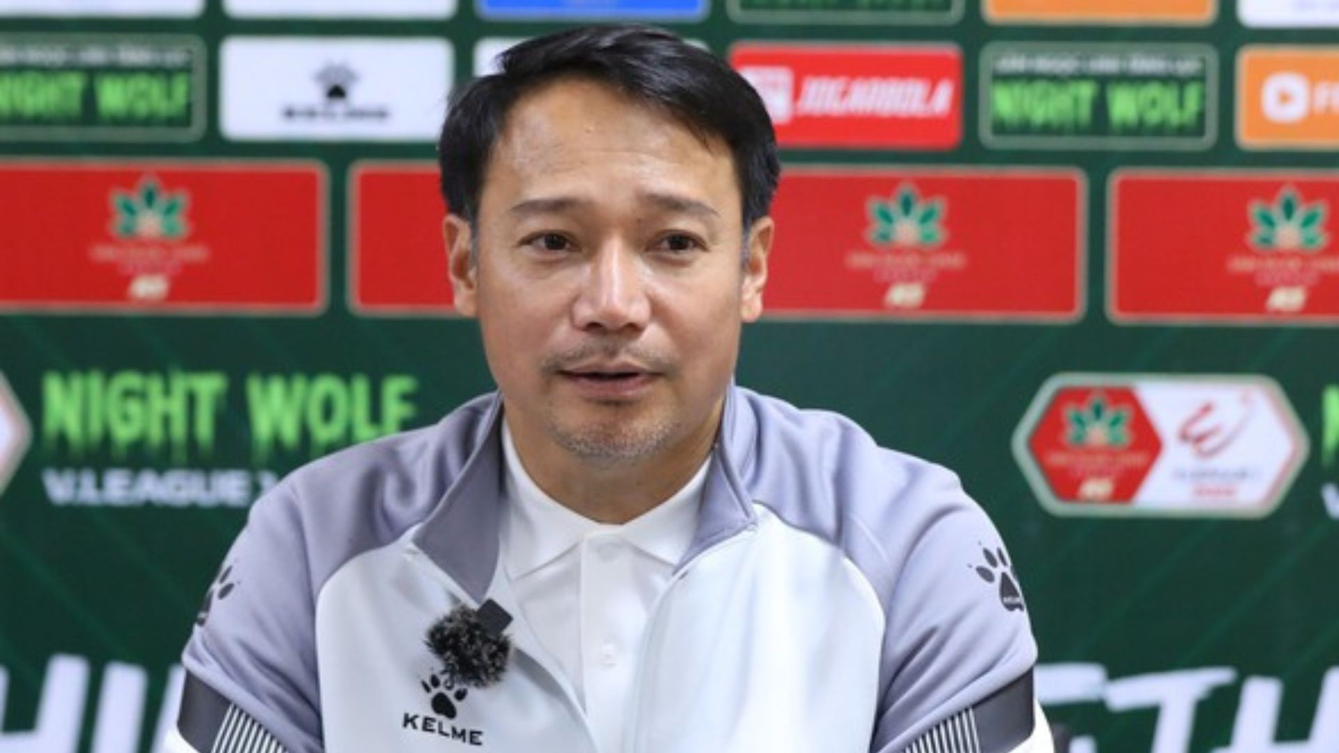 HLV Vũ Hồng Việt tiếc nuối khi đội nhà đánh rơi chiến thắng. Ảnh: Internet