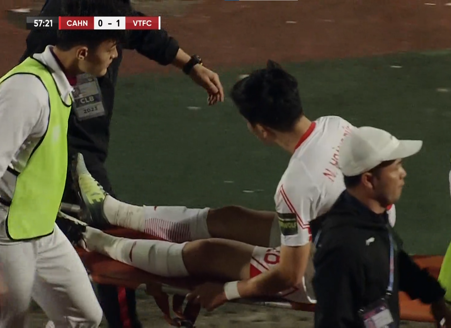 Hoàng Đức phải rời sân sớm. Ảnh: Internet