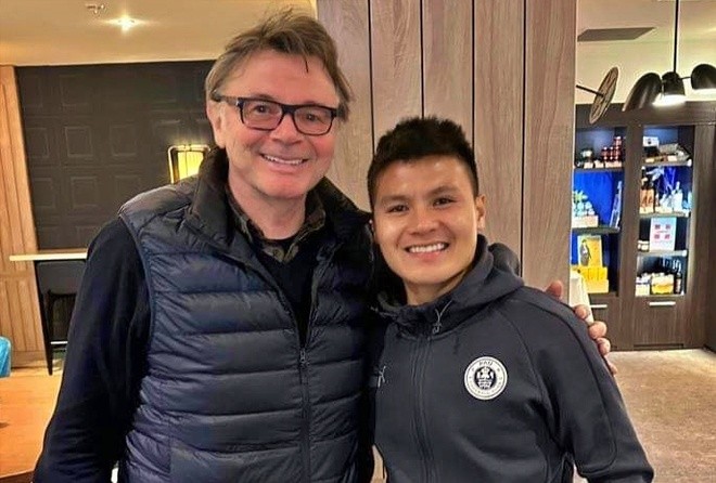 HLV Philippe Troussier gặp Quang Hải tại Pháp. Ảnh: Internet HLV Philippe Troussier gặp Quang Hải tại Pháp. Ảnh: Internet