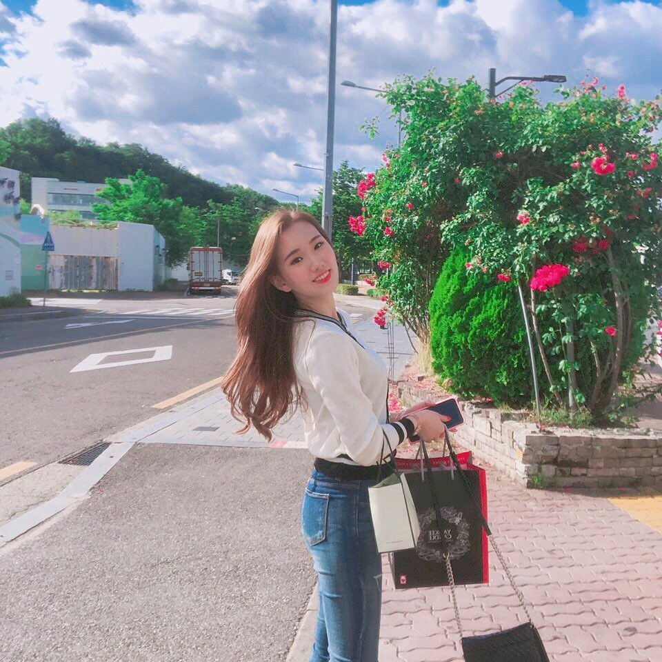 Phong cách ăn mặc trẻ trung, năng động của Lee Woo Jin. Ảnh: Internet