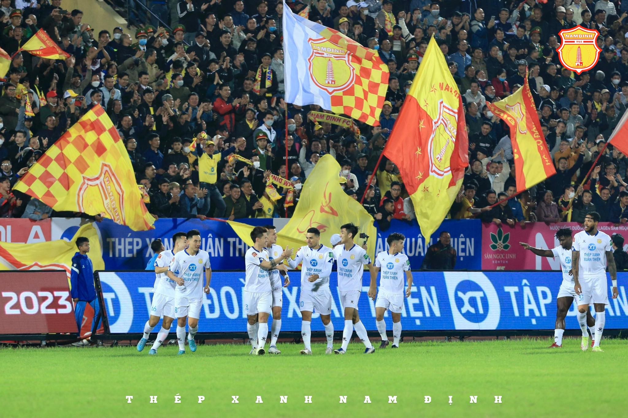CLB Nam Định luôn nhận được sự cổ vũ cuồng nhiệt từ khán giả nhà.