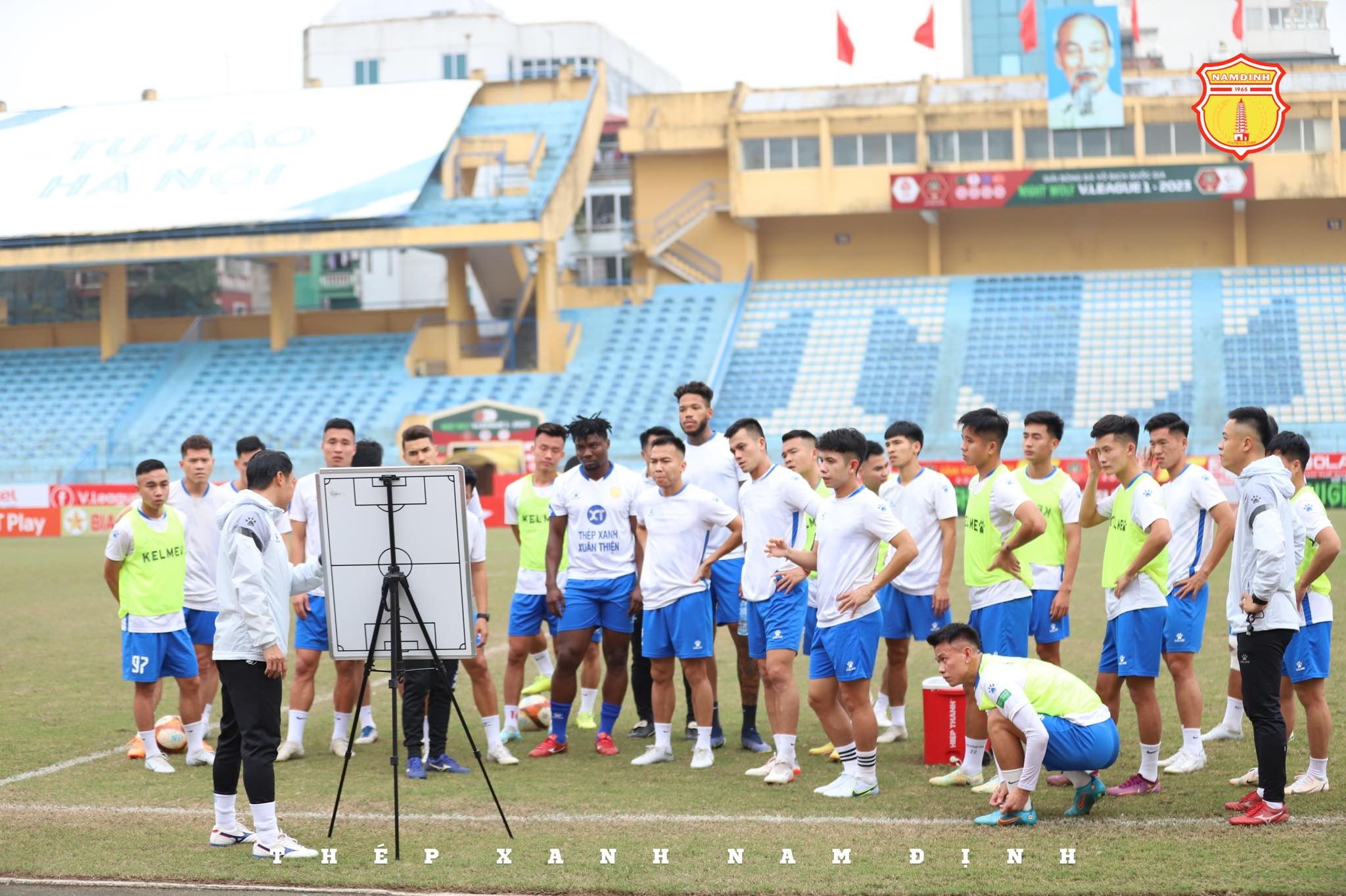 Buổi tập làm quen sân Hàng Đẫy của thầy trò HLV Vũ Hồng Việt