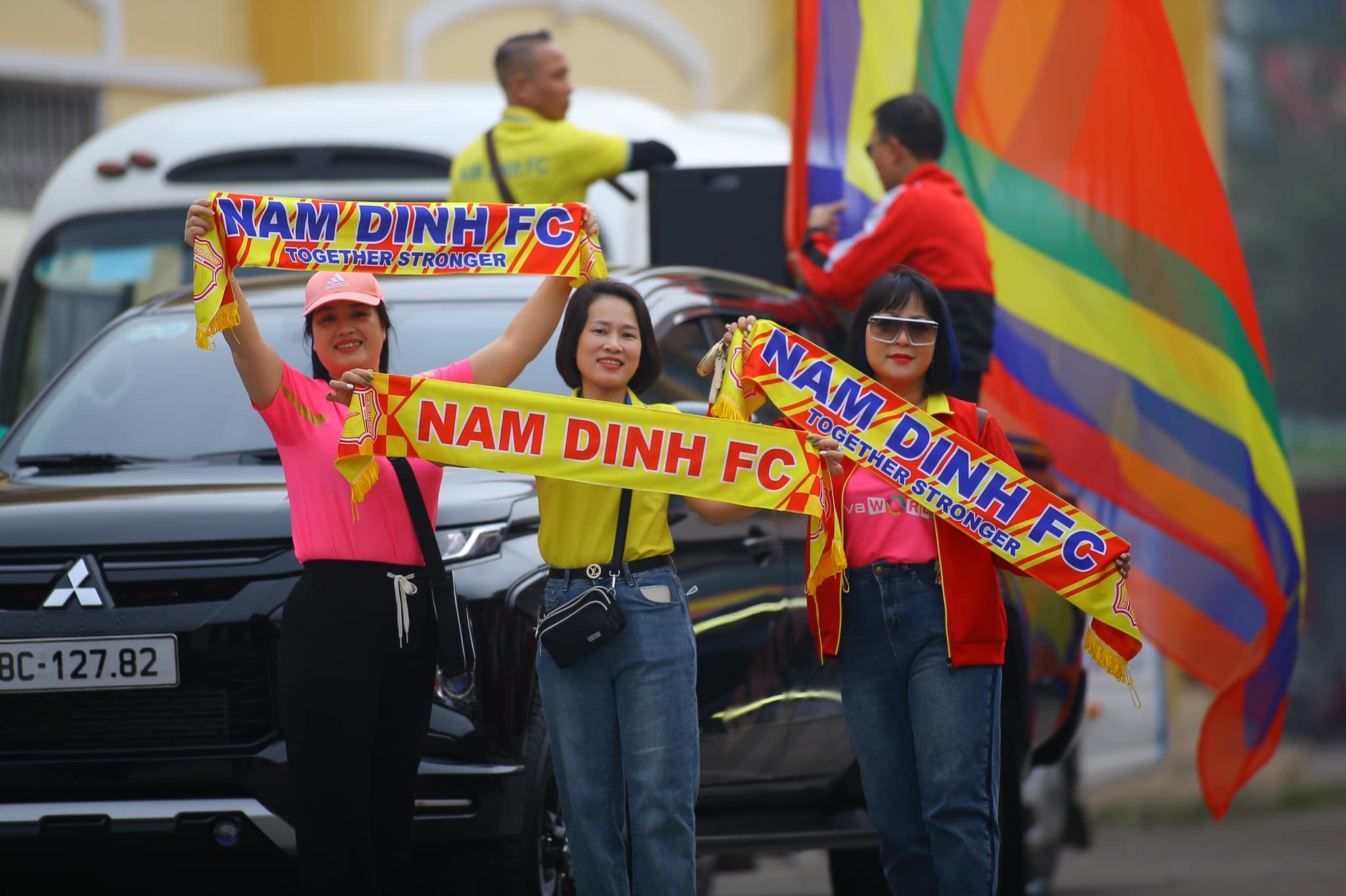 CHÙM ẢNH: Hàng nghìn CĐV Nam Định tiếp lửa cho đội nhà từ ngoài vào trong sân Hàng Đẫy - Ảnh 8