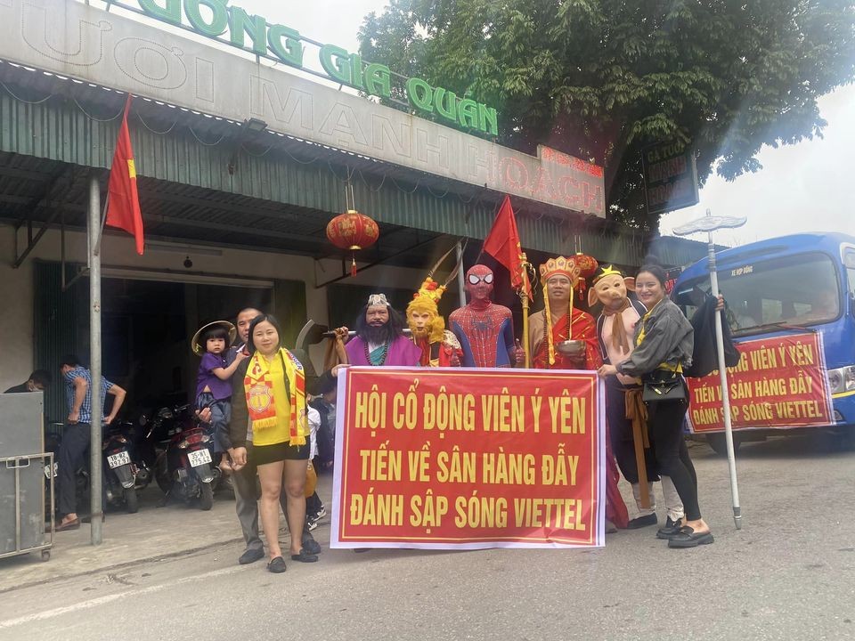 CHÙM ẢNH: Hàng nghìn CĐV Nam Định tiếp lửa cho đội nhà từ ngoài vào trong sân Hàng Đẫy - Ảnh 14