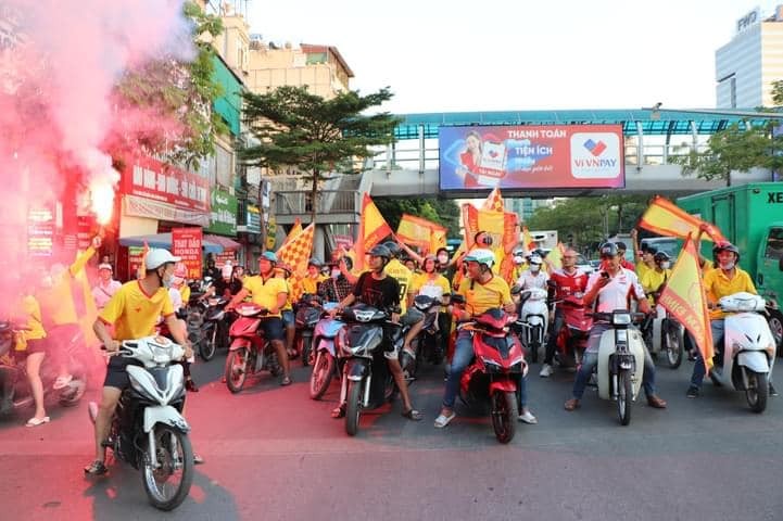 CHÙM ẢNH: Hàng nghìn CĐV Nam Định tiếp lửa cho đội nhà từ ngoài vào trong sân Hàng Đẫy - Ảnh 15