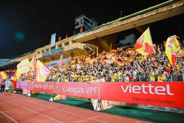 CHÙM ẢNH: Hàng nghìn CĐV Nam Định tiếp lửa cho đội nhà từ ngoài vào trong sân Hàng Đẫy - Ảnh 18