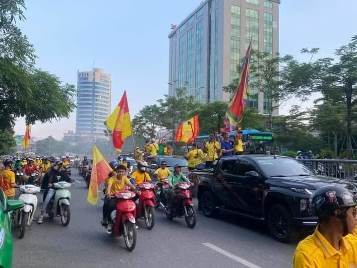 CHÙM ẢNH: Hàng nghìn CĐV Nam Định tiếp lửa cho đội nhà từ ngoài vào trong sân Hàng Đẫy - Ảnh 17