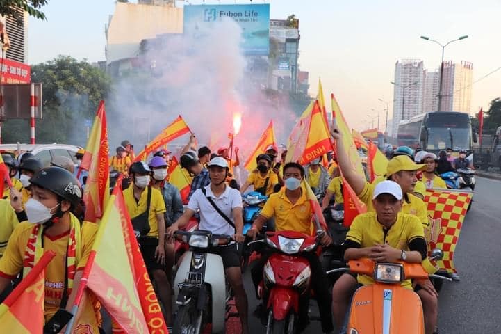 CHÙM ẢNH: Hàng nghìn CĐV Nam Định tiếp lửa cho đội nhà từ ngoài vào trong sân Hàng Đẫy - Ảnh 16