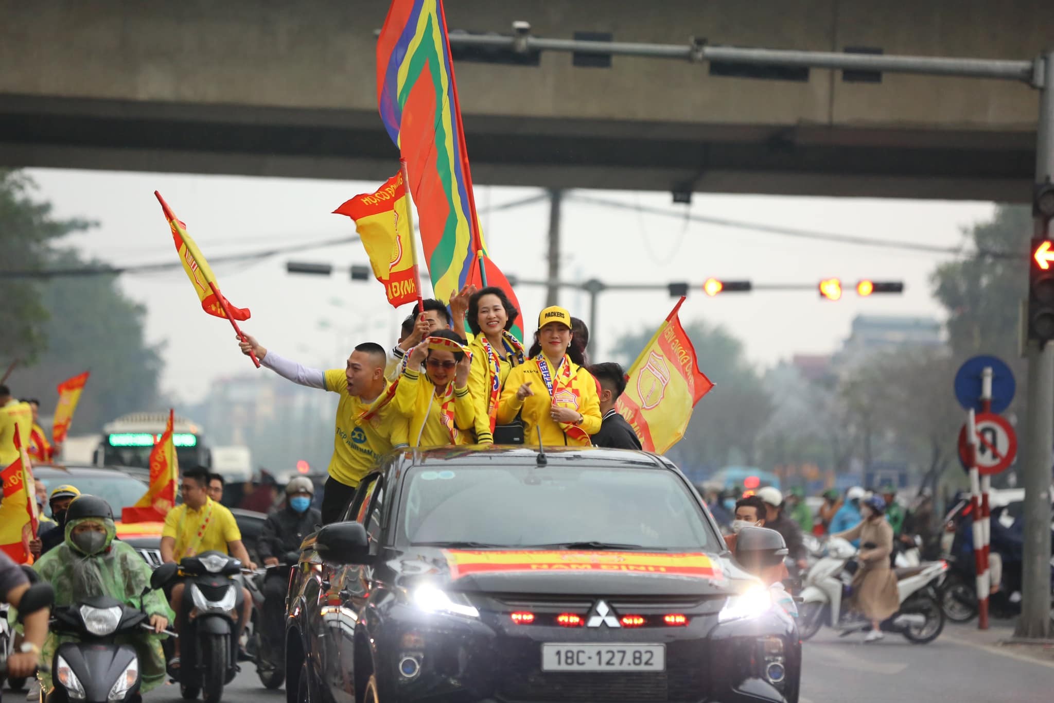 CHÙM ẢNH: Hàng nghìn CĐV Nam Định tiếp lửa cho đội nhà từ ngoài vào trong sân Hàng Đẫy - Ảnh 5