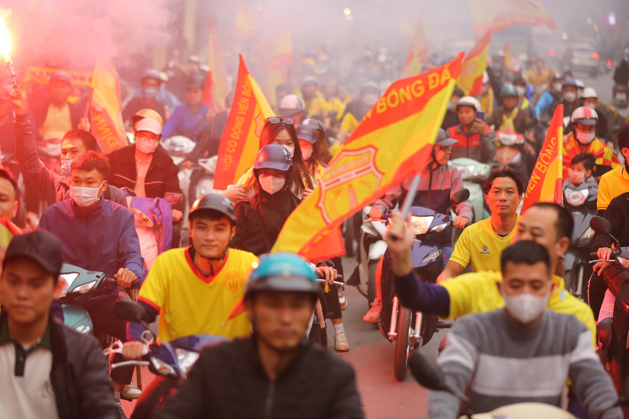 CHÙM ẢNH: Hàng nghìn CĐV Nam Định tiếp lửa cho đội nhà từ ngoài vào trong sân Hàng Đẫy - Ảnh 7