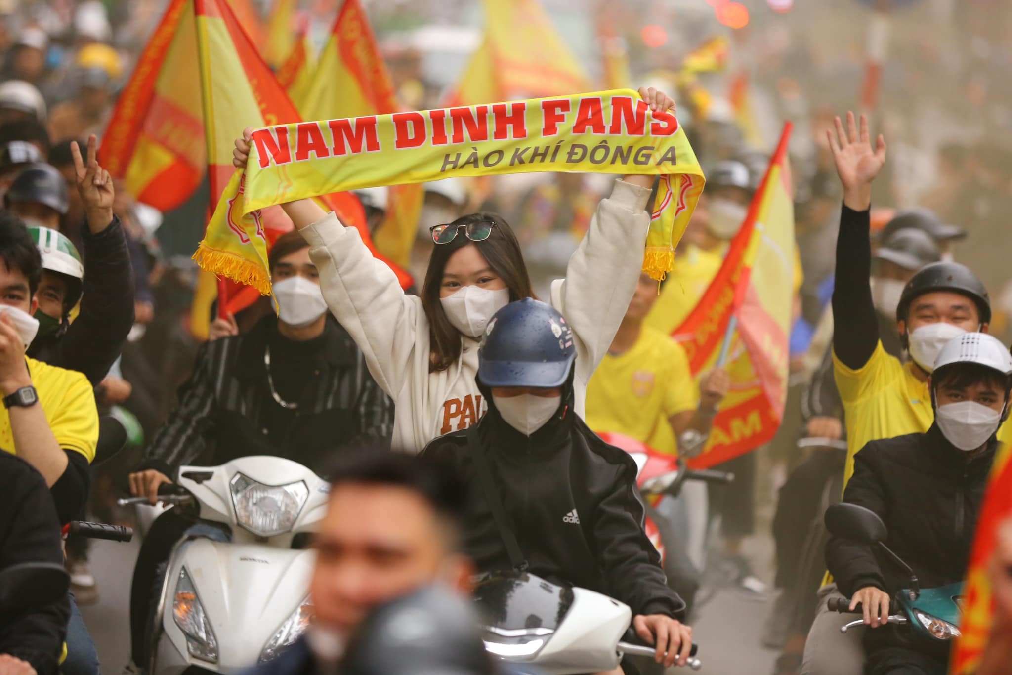 CHÙM ẢNH: Hàng nghìn CĐV Nam Định tiếp lửa cho đội nhà từ ngoài vào trong sân Hàng Đẫy - Ảnh 12